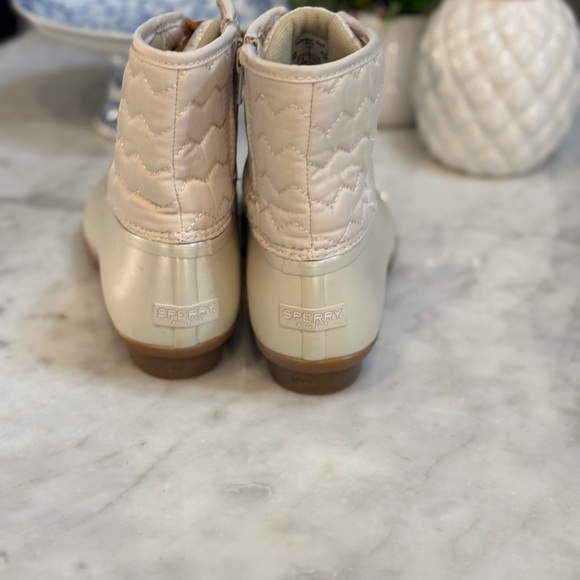 🤍 NEW SPERRY OAT COLOR SALTWATER QUILTED BOOTIES! - Picture 5 of 8